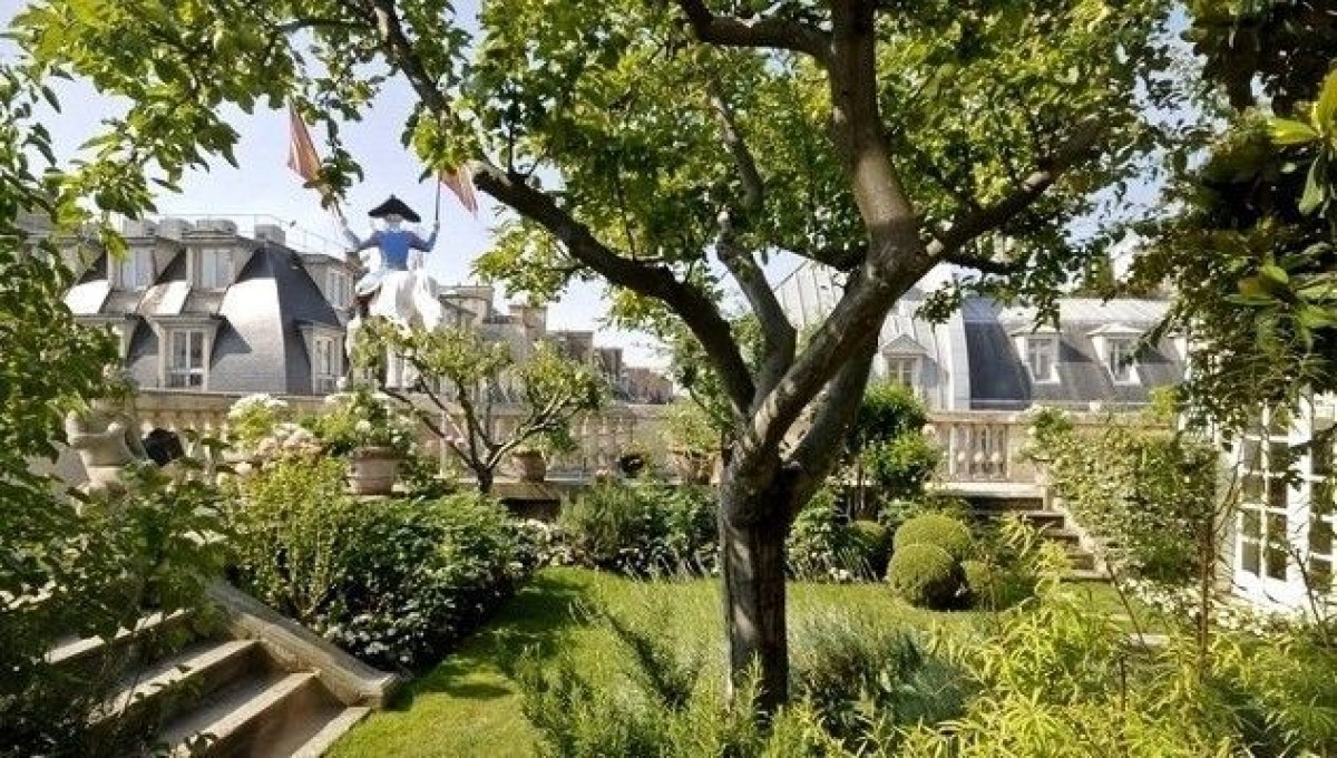 The secret garden on a roof in Paris