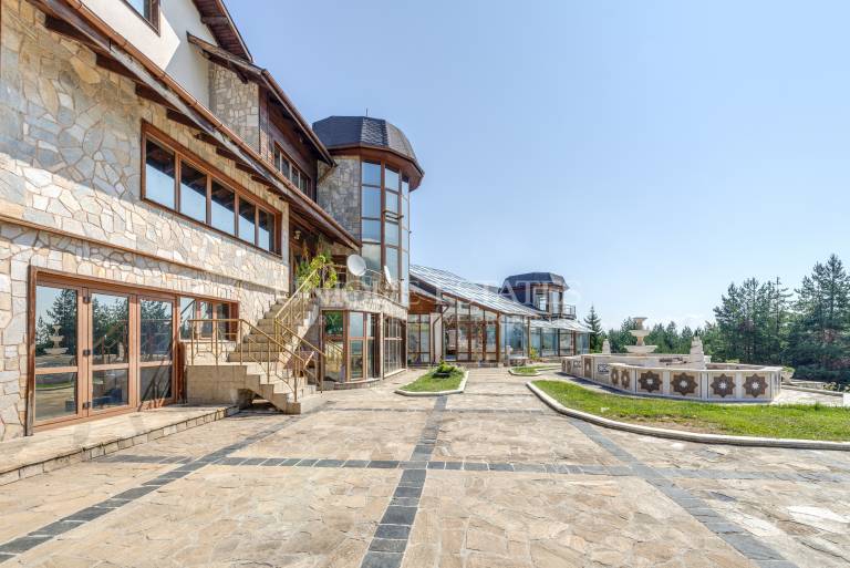 Exclusive mansion for sale at the foot of the Pirin Mountain