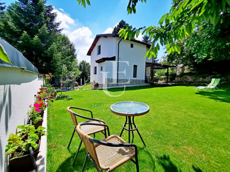 Charming house with a beautiful yard in Dragalevtsi for rent