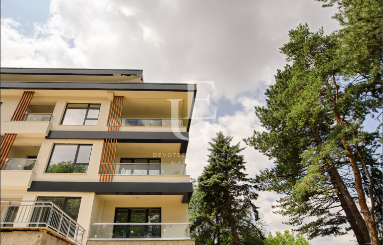 Продава апартамент на приземен етаж с просторна веранда в Бояна